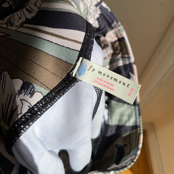 Free People FP Movement Wave Crush Yoga Leggings Floral Size Medium Athleisure - Picture 10 of 10